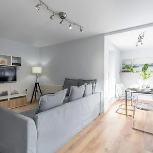 Liptons Court - Irish Group Apartment